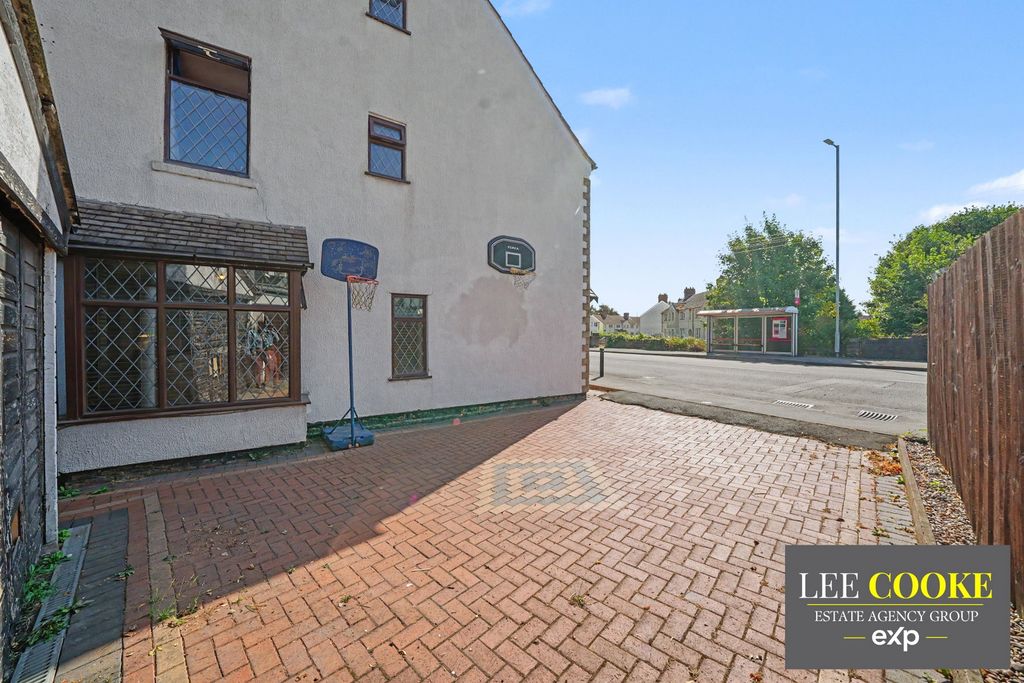 Property photo 2 of 27