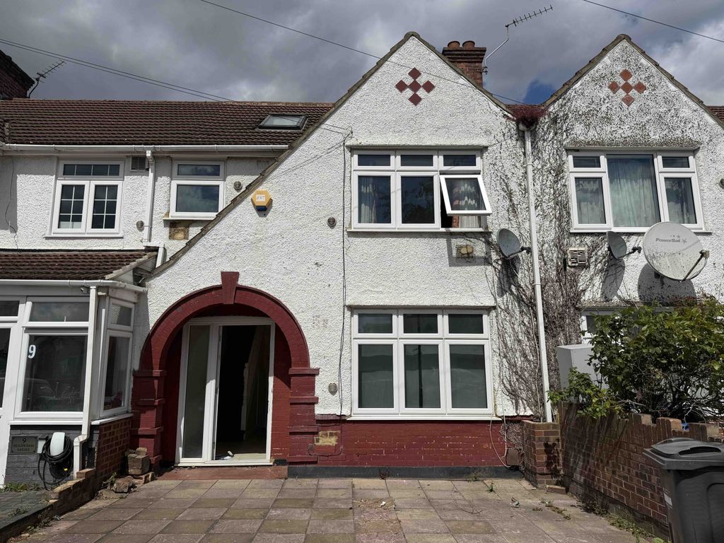 Property photo 1 of 19 4 Bed Property For Sale In Tw5 (Meadowbank Gardens)