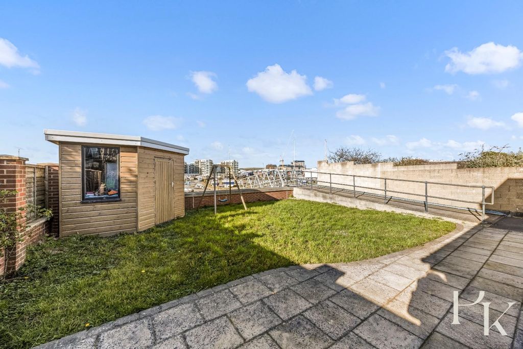 Property photo 2 of 18 Riverside Road,19-001.Jpg