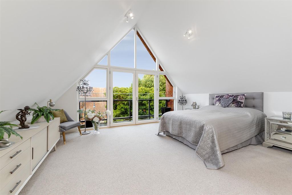 Property photo 3 of 34 3Oaktreegardens-42.Jpg