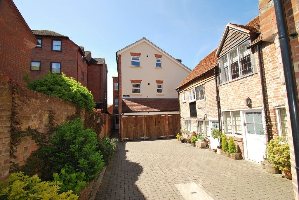 Property photo 3 of 9 Entrance