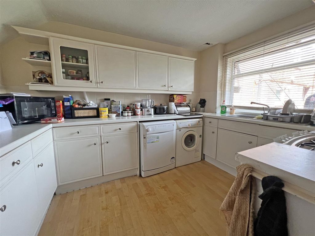 2 bed flat for saleMeadowlea, Madeley, Telford TF7 photo 4