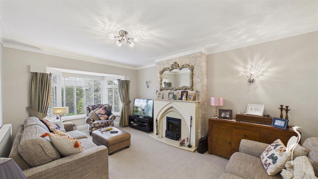 Property photo 2 of 36 Lounge