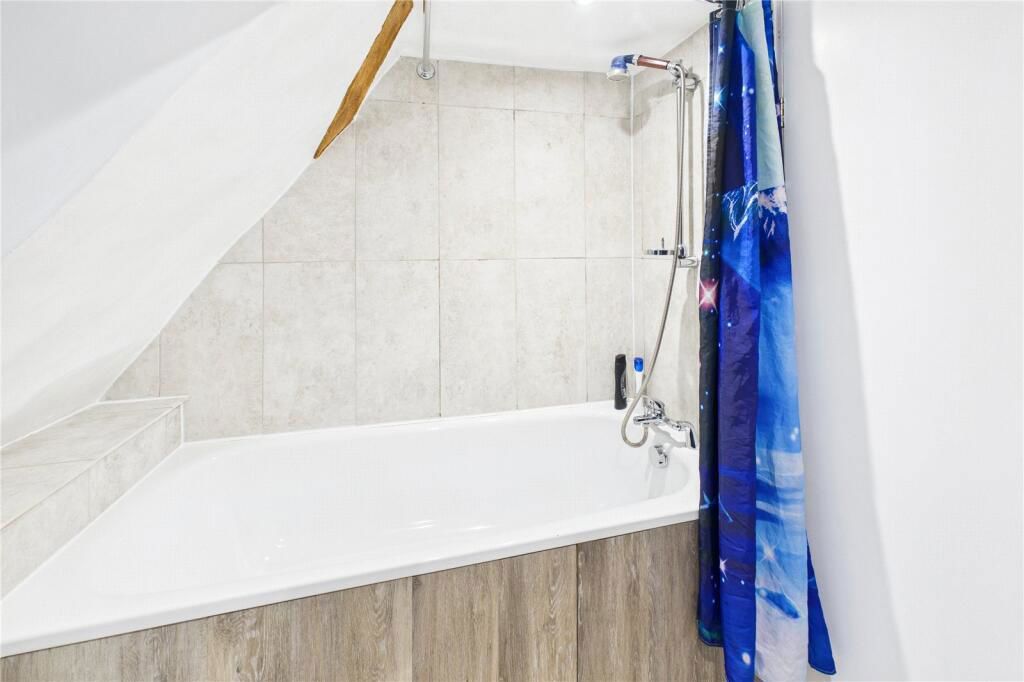 Additional image 9 of 2 bed flat for salePlaistow Street, Lingfield RH7