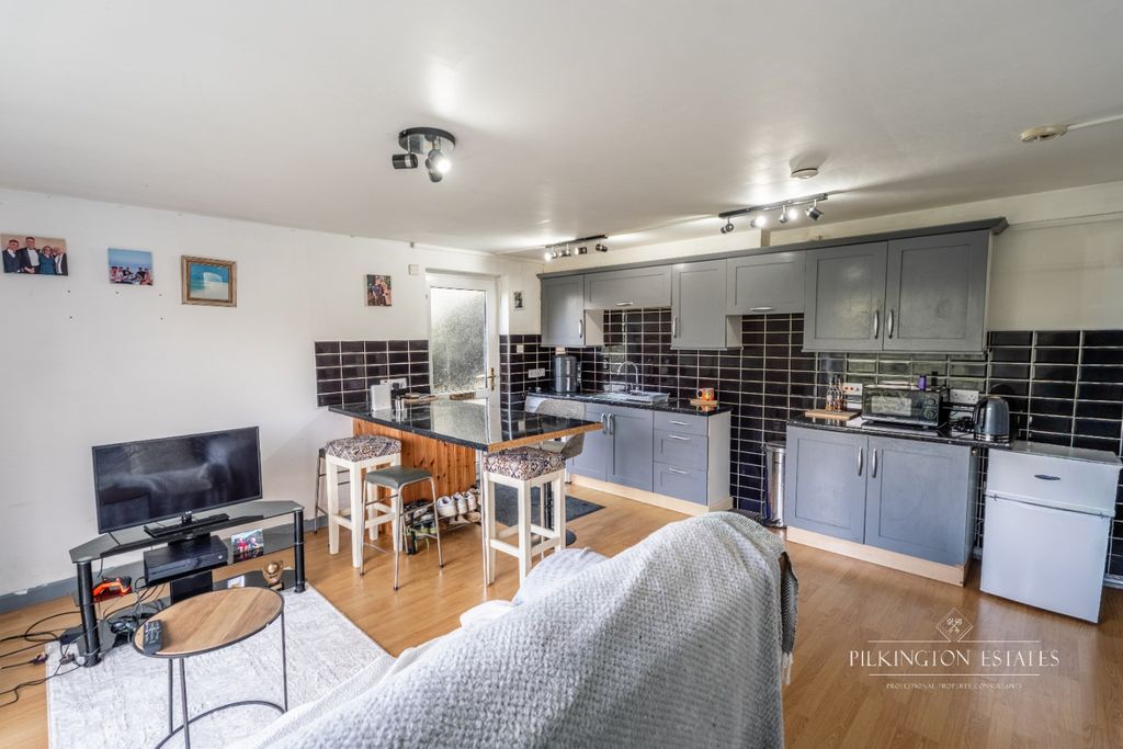 Property photo 3 of 6 4975132