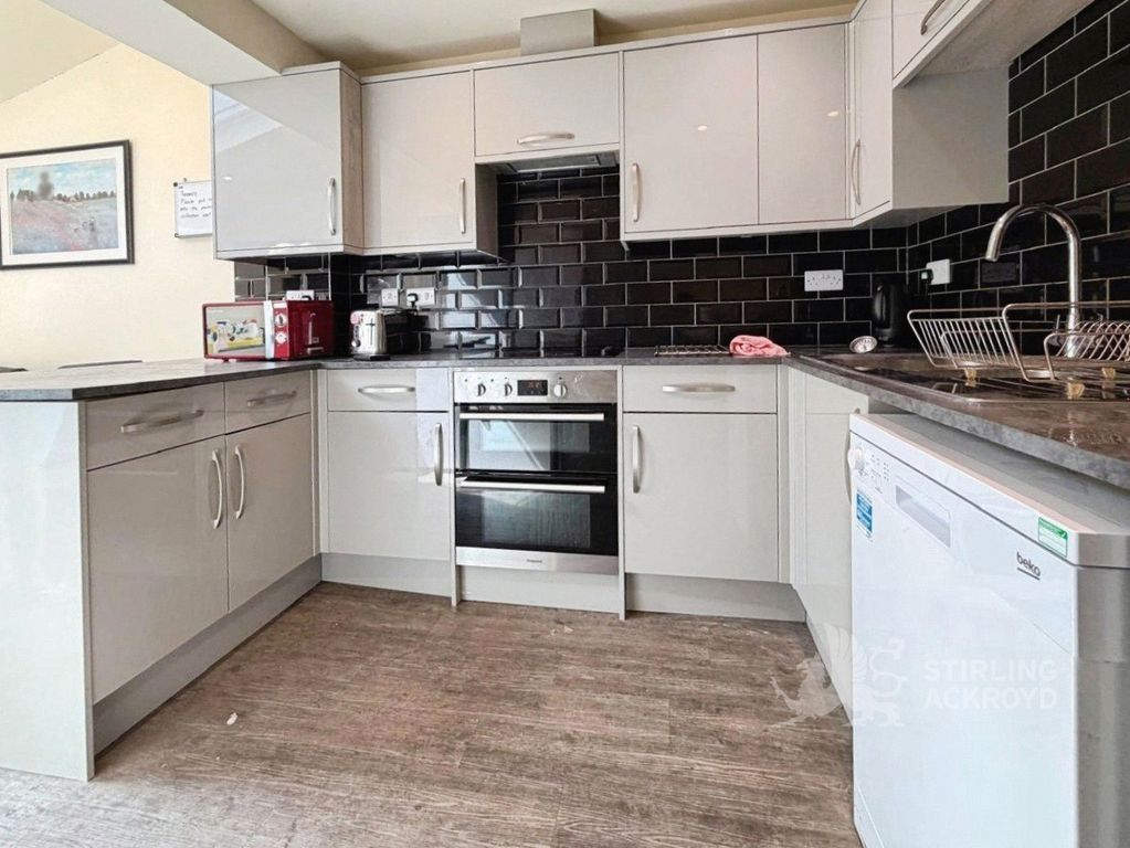 Property photo 2 of 10 Kitchen