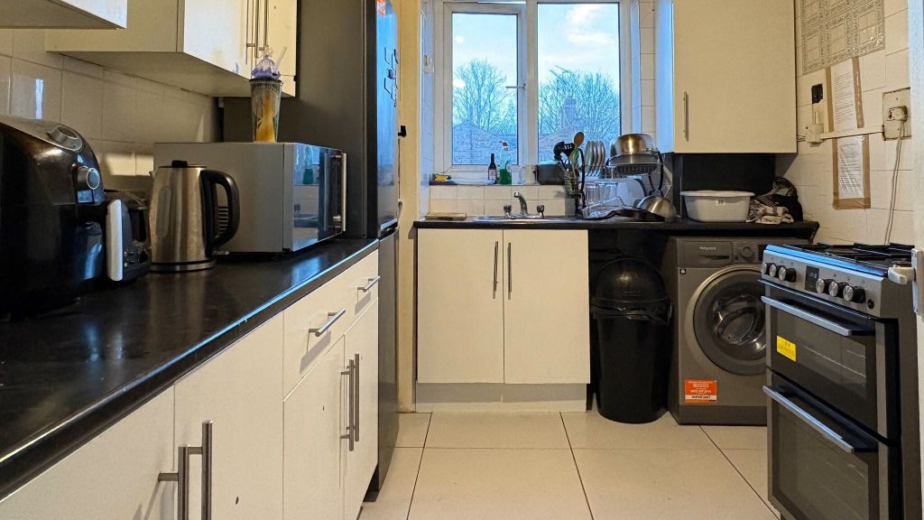 Property photo 2 of 11 Kitchen