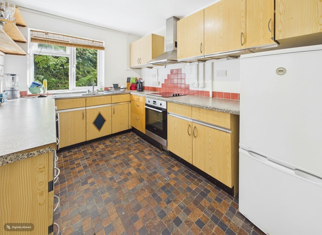 Property photo 3 of 8 Kitchen