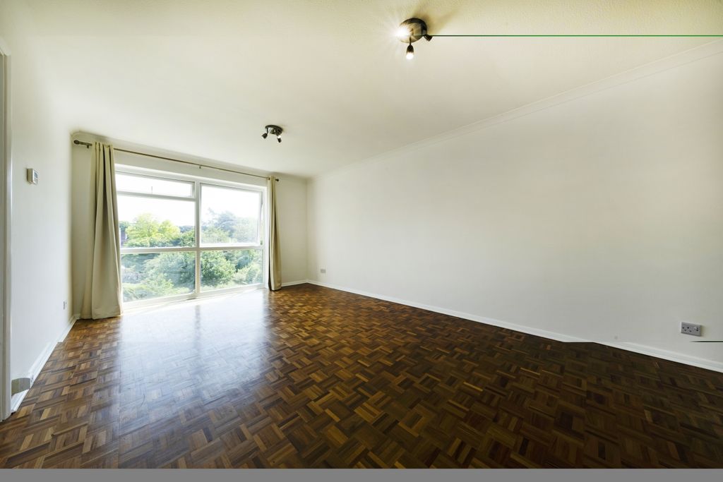 Property photo 3 of 13 11-Woodstockgarde...