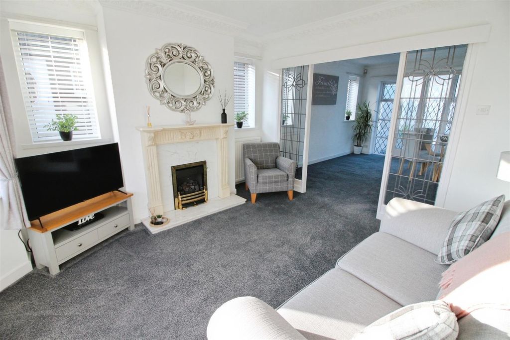 Property photo 3 of 22 Lounge