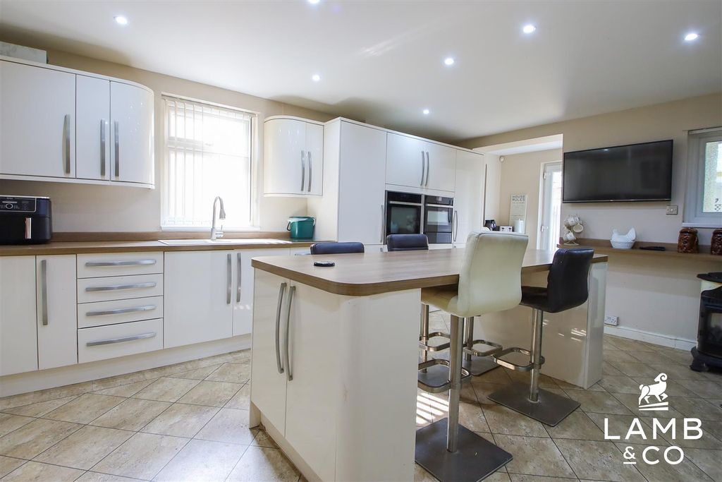 Property photo 3 of 33 Kitchen