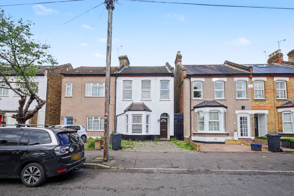 Property photo 1 of 23 48 Stanley Road, South Woodford, London, E18 2Ns