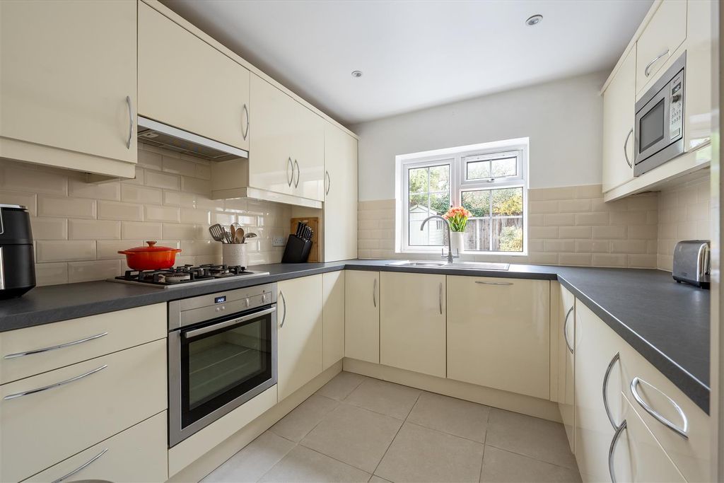 Property photo 3 of 24 Cowley Road, E11