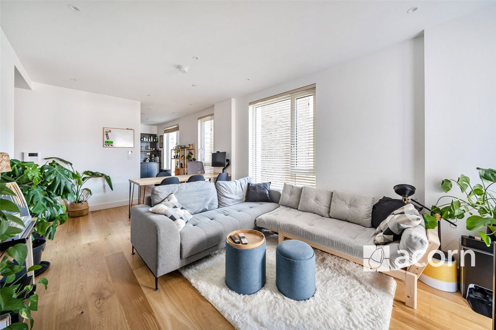 Property photo 1 of 17 Lounge