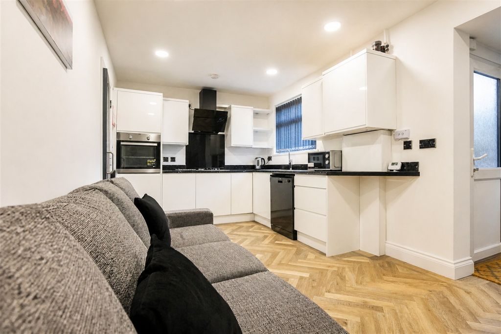 Property photo 2 of 35 Open Plan Kitchen/ L