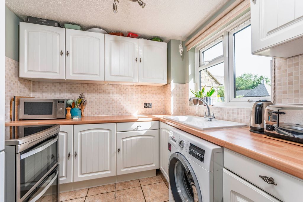 Property photo 3 of 17 Kitchen
