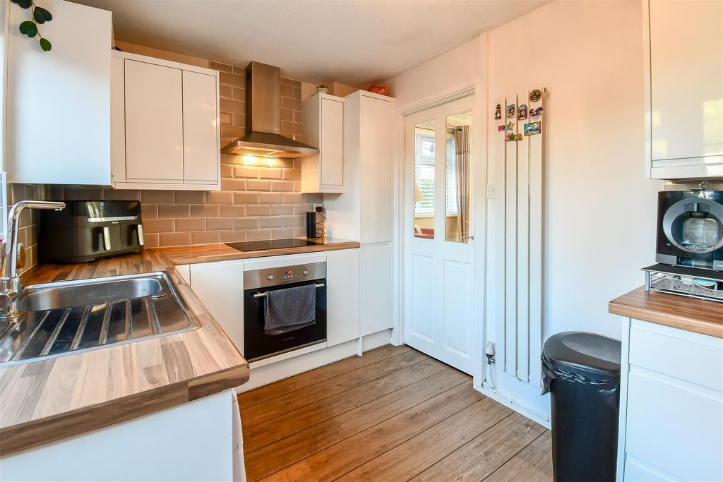 Property photo 3 of 19 Kitchen / Breakfast