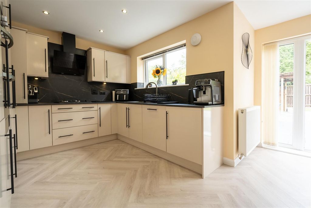 Property photo 3 of 11 Kitchen