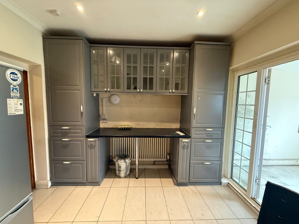 Property photo 1 of 7 4 Bed House For Rent