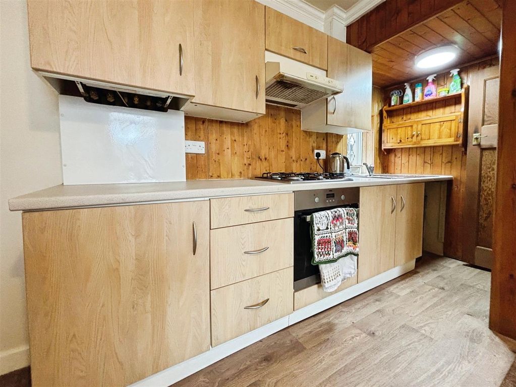 Property photo 3 of 9 Kitchen