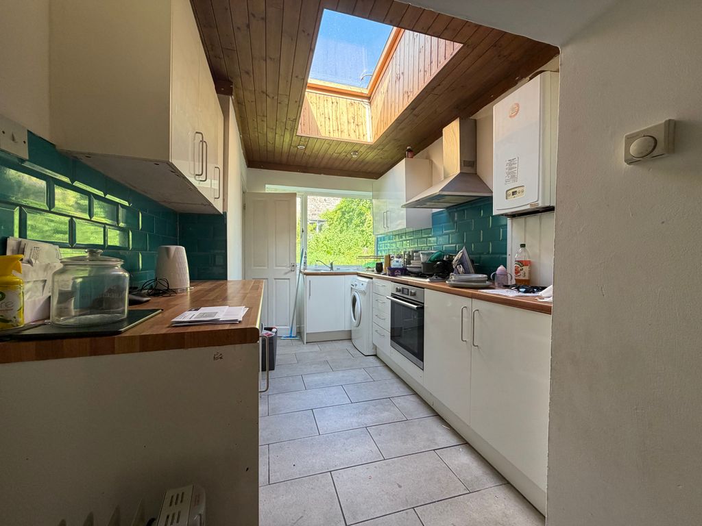 Property photo 3 of 18 Kitchen