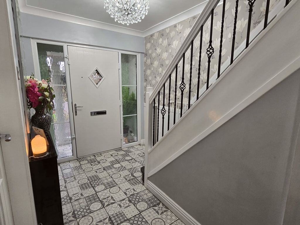 Property photo 2 of 18 Hallway