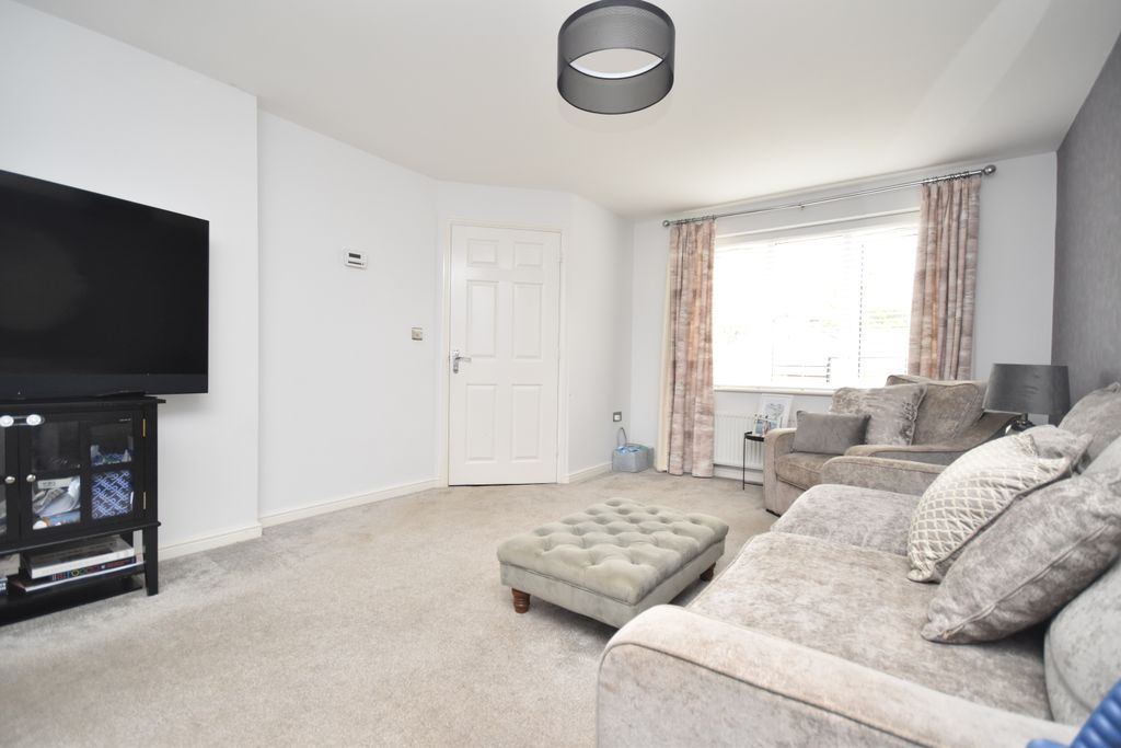 Property photo 3 of 13 Lounge