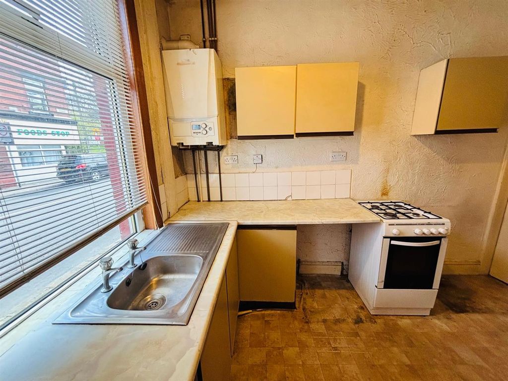 Property photo 3 of 10 Fitted Kitchen: