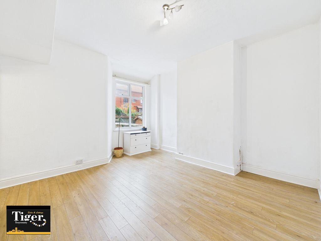 Property photo 3 of 13 Cam03440G0-Pr0455-Still004