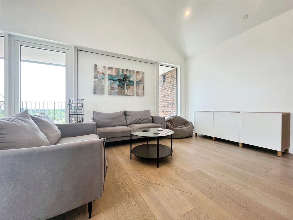 Property photo 3 of 10 Living Space