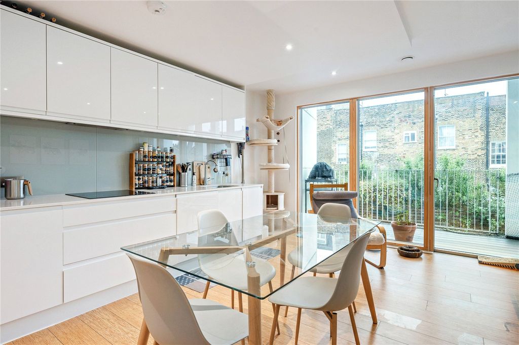 Property photo 3 of 16 Kitchen/Dining Room
