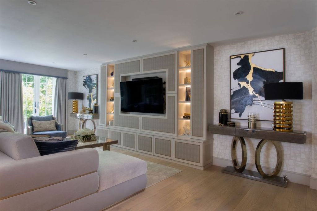 Property photo 2 of 8