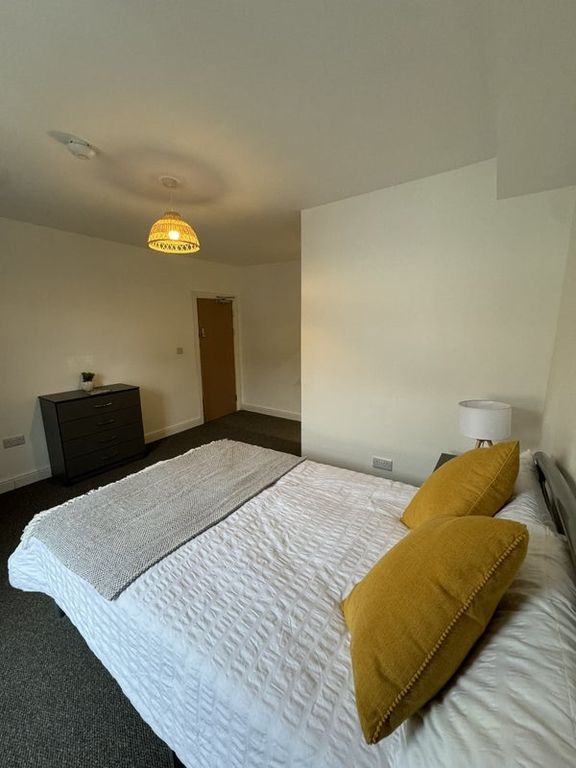 Property photo 3 of 11 A Cozy Double Bedroom Featuring A Comfortable Bed ...