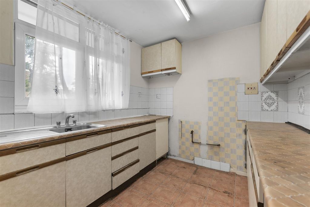 Property photo 3 of 18 Kitchen