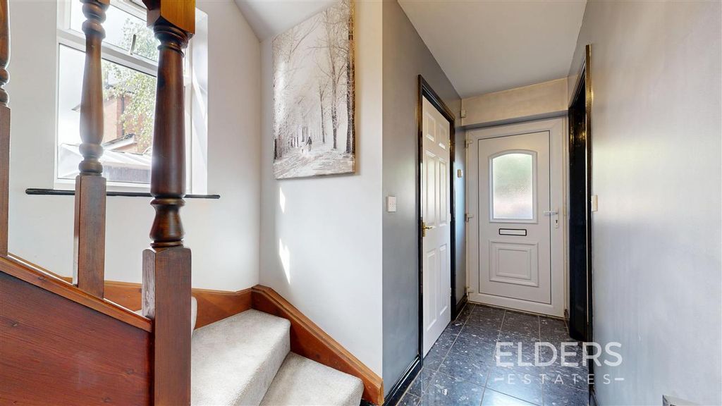 Property photo 3 of 27 Entrance Hall