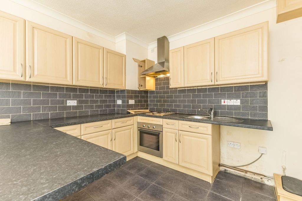 Property photo 3 of 8 Living Kitchen