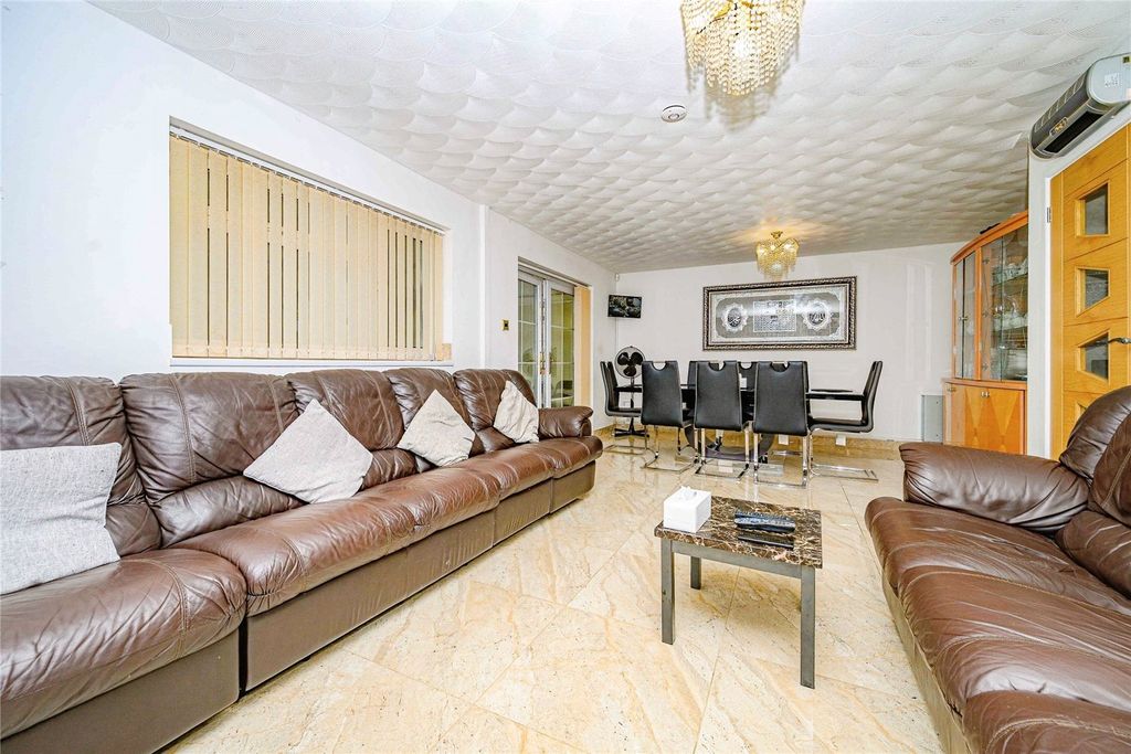 Property photo 3 of 31 Picture No. 11