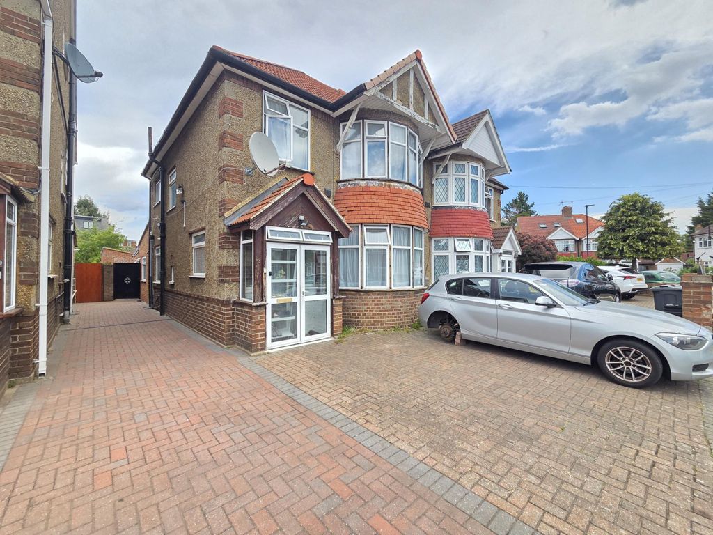 Property photo 1 of 19 Greencroft Road, Hounslow, Tw5 0Bh