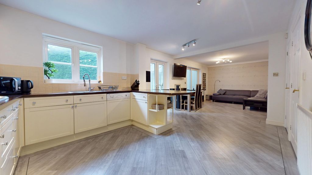 Property photo 2 of 25 4765442