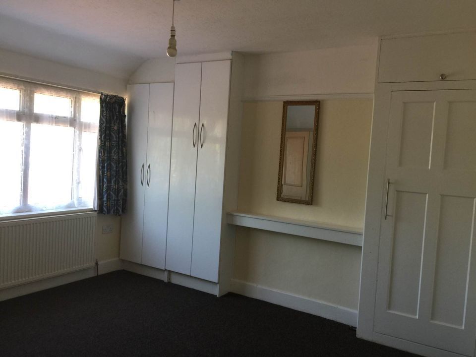 Property photo 1 of 6 Two Bed Flat To Rent Cranford Lane, Hounslow Tw5