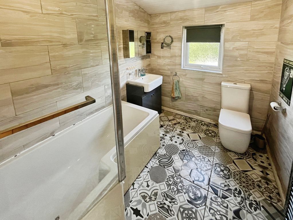 Property photo 3 of 11 Bathroom