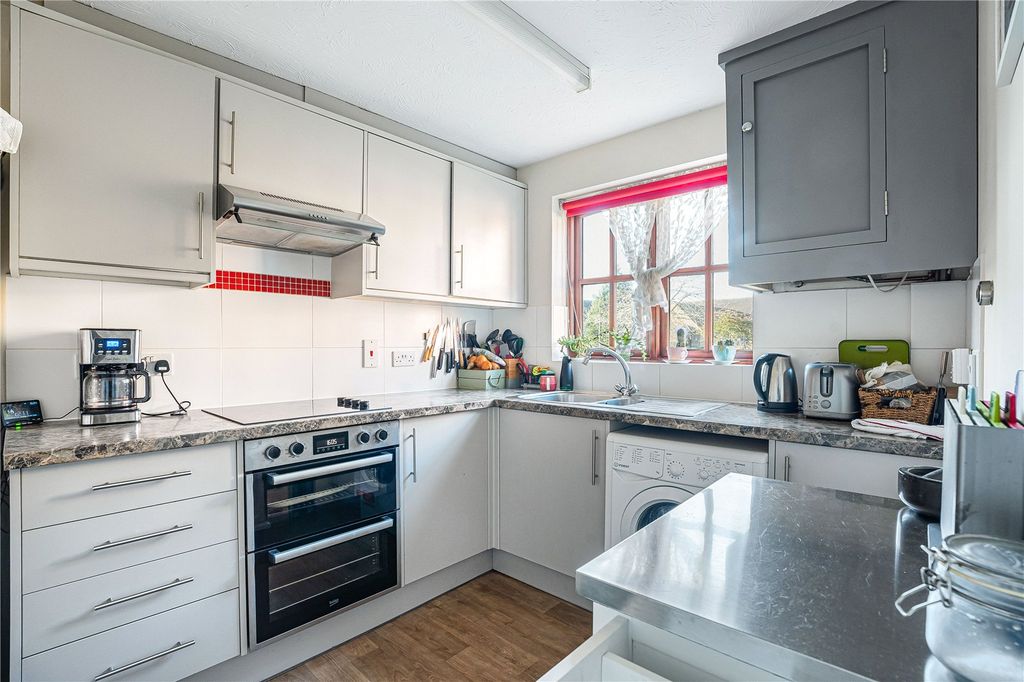 Property photo 3 of 9 Kitchen