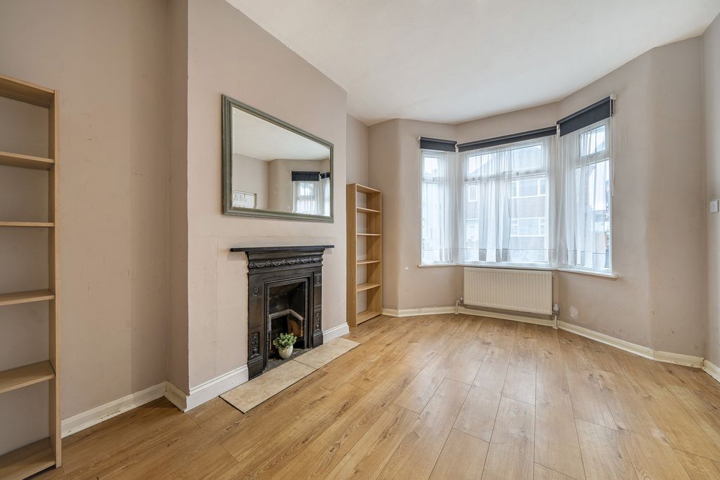 Property photo 2 of 16 1414787-20-699736...