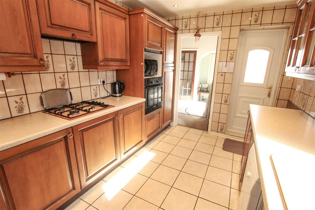 Property photo 3 of 17 Kitchen