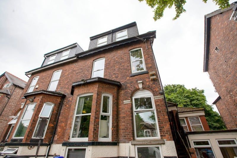 Property photo 2 of 8 Attractive Red-Brick Period House With Bay Windows...