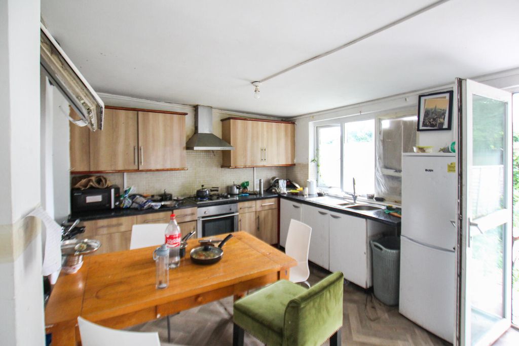 Property photo 2 of 8 Kitchen
