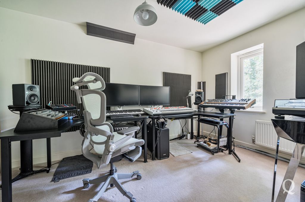 Property photo 3 of 21 040E5E55-Ece2-4E5...