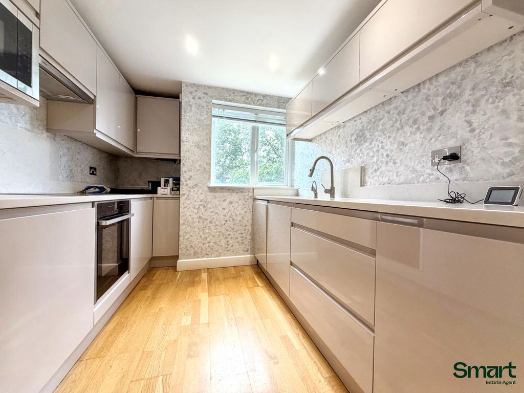 Property photo 2 of 11 Image00011