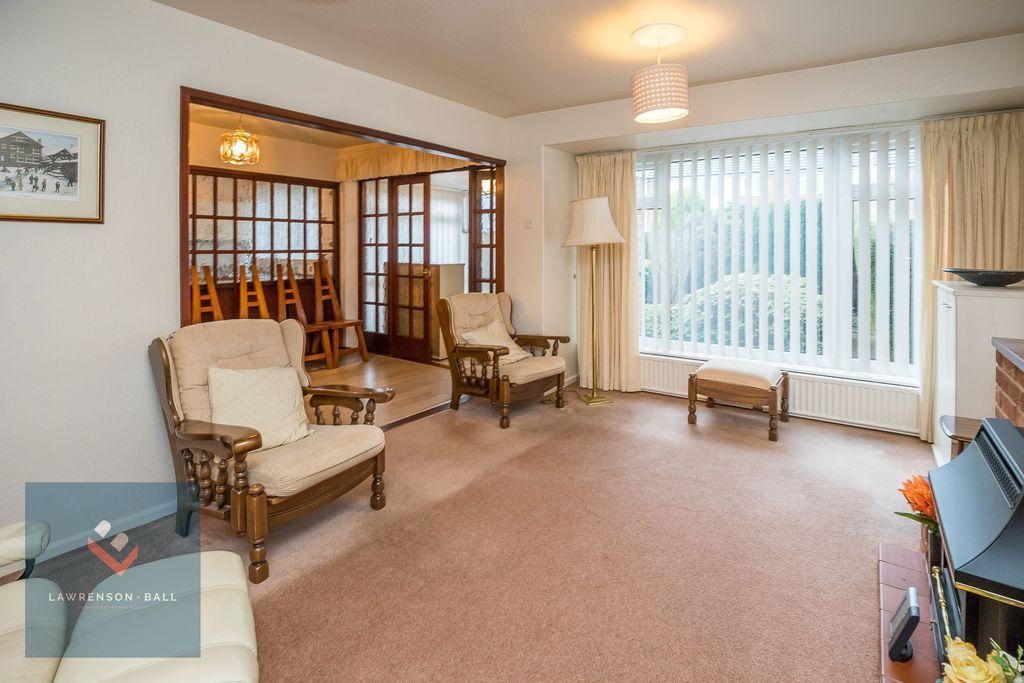 Property photo 3 of 16 Lounge