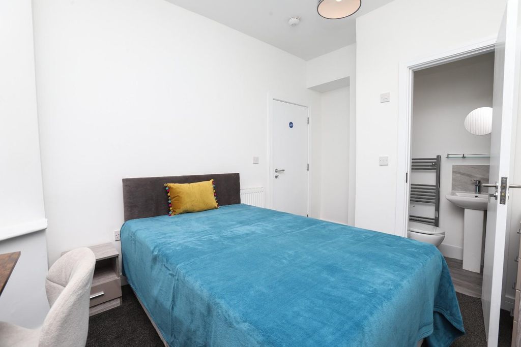 Property photo 2 of 22 74 Crescent #2.Jpg